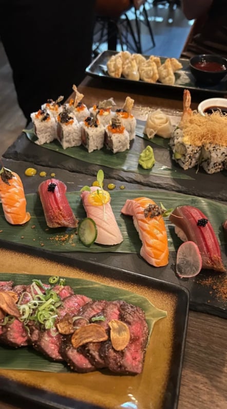 炙り寿司と牛肉の握りの盛り合わせ