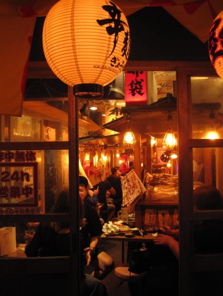 大きな赤提灯が下がる夜の飲食店の入り口